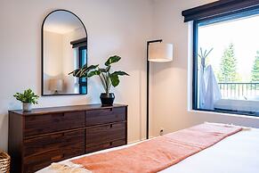 Huckin' Harry's by Revelstoke Vacations