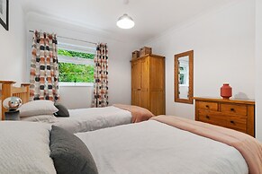 St Helens Apartment 2 - Short Walk to Beach