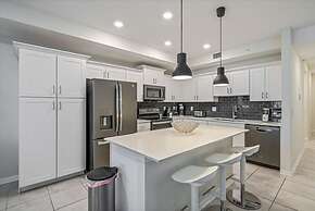 Superb Spacious Condo Prime Resort