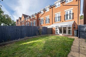 Foxherne 5Bdrm 3BA Serviced House Slough