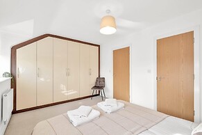 Foxherne 5Bdrm 3BA Serviced House Slough