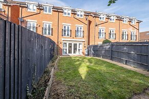 Foxherne 5Bdrm 3BA Serviced House Slough