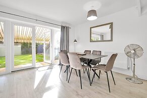 Foxherne 5Bdrm 3BA Serviced House Slough