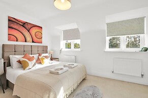 Foxherne 5Bdrm 3BA Serviced House Slough