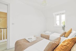 Foxherne 5Bdrm 3BA Serviced House Slough