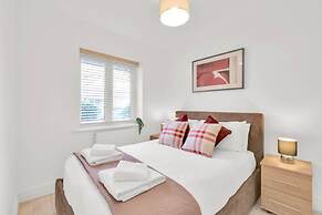 Foxherne 5Bdrm 3BA Serviced House Slough