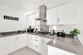 Foxherne 5Bdrm 3BA Serviced House Slough