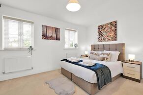 Foxherne 5Bdrm 3BA Serviced House Slough