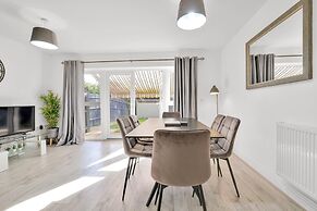 Foxherne 5Bdrm 3BA Serviced House Slough