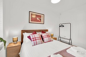 Foxherne 5Bdrm 3BA Serviced House Slough