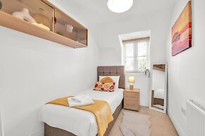 Foxherne 5Bdrm 3BA Serviced House Slough