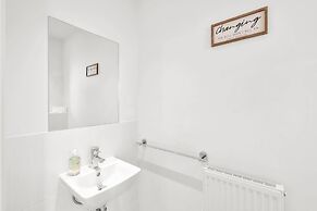 Foxherne 5Bdrm 3BA Serviced House Slough