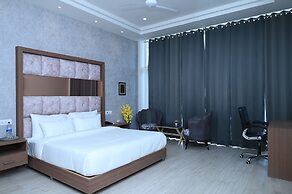 SPT Clarks Inn Suite Mandi