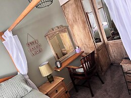 Historic Countryside Cottage - Sleeps 3 & Pets Ok