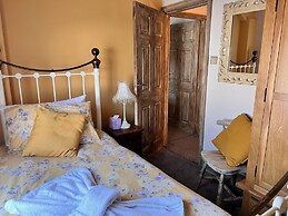 Historic Countryside Cottage - Sleeps 3 & Pets Ok
