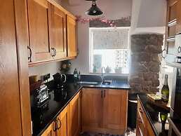 Historic Countryside Cottage - Sleeps 3 & Pets Ok