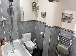 Historic Countryside Cottage - Sleeps 3 & Pets Ok