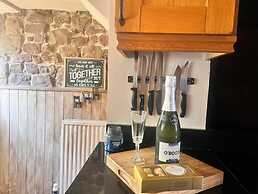 Historic Countryside Cottage - Sleeps 3 & Pets Ok
