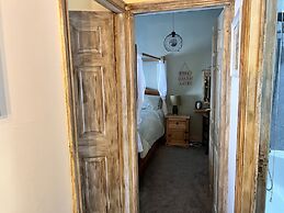 Historic Countryside Cottage - Sleeps 3 & Pets Ok