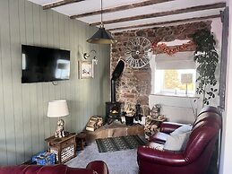Historic Countryside Cottage - Sleeps 3 & Pets Ok