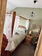 Historic Countryside Cottage - Sleeps 3 & Pets Ok