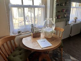 Historic Countryside Cottage - Sleeps 3 & Pets Ok