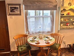 Historic Countryside Cottage - Sleeps 3 & Pets Ok