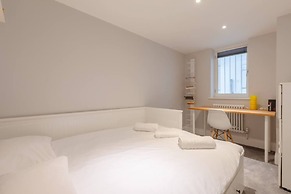 Chic & Spacious 2BD Flat -2 Mins to Baron's Court