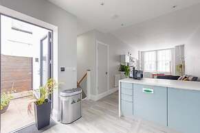 Chic & Spacious 2BD Flat -2 Mins to Baron's Court
