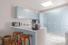 Chic & Spacious 2BD Flat -2 Mins to Baron's Court