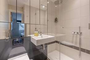 Chic & Spacious 2BD Flat -2 Mins to Baron's Court