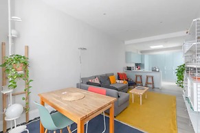 Chic & Spacious 2BD Flat -2 Mins to Baron's Court