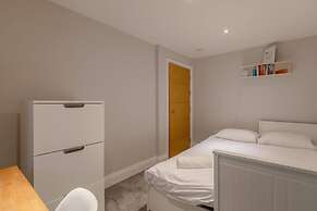 Chic & Spacious 2BD Flat -2 Mins to Baron's Court