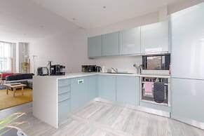 Chic & Spacious 2BD Flat -2 Mins to Baron's Court