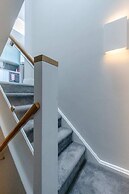 Chic & Spacious 2BD Flat -2 Mins to Baron's Court