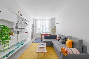 Chic & Spacious 2BD Flat -2 Mins to Baron's Court