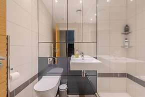 Chic & Spacious 2BD Flat -2 Mins to Baron's Court