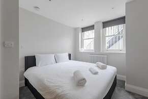 Chic & Spacious 2BD Flat -2 Mins to Baron's Court