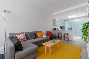 Chic & Spacious 2BD Flat -2 Mins to Baron's Court