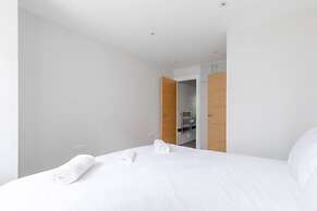 Chic & Spacious 2BD Flat -2 Mins to Baron's Court