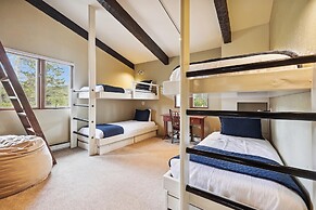 Miners Peak Residence 3 Bedroom Home by RedAwning