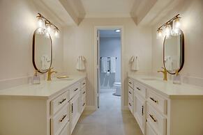 Poolside Oasis Near Medical Center & NRG Stadium!