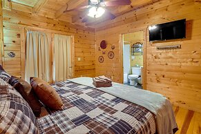 Gatlinburg Getaway: Private Hot Tub & Fireplace!