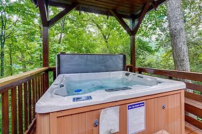 Gatlinburg Getaway: Private Hot Tub & Fireplace!