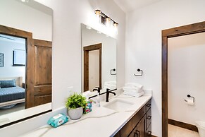 In Granby Ranch Ski Resort: Sleek Home w/ Hot Tub!