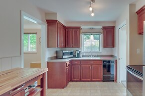 Royal Oak Home: 13 Mi to Downtown Detroit