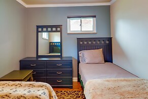 Royal Oak Home: 13 Mi to Downtown Detroit