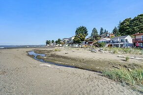 Coastal PNW Home on Swimmable Beach w/ Hot Tub!