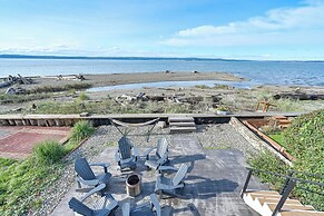 Coastal PNW Home on Swimmable Beach w/ Hot Tub!