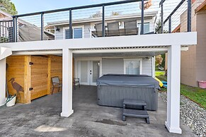 Coastal PNW Home on Swimmable Beach w/ Hot Tub!
